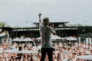 Scopri di più sull'articolo Music Festival: This year, all music artists unite for an enchanting concert experience
