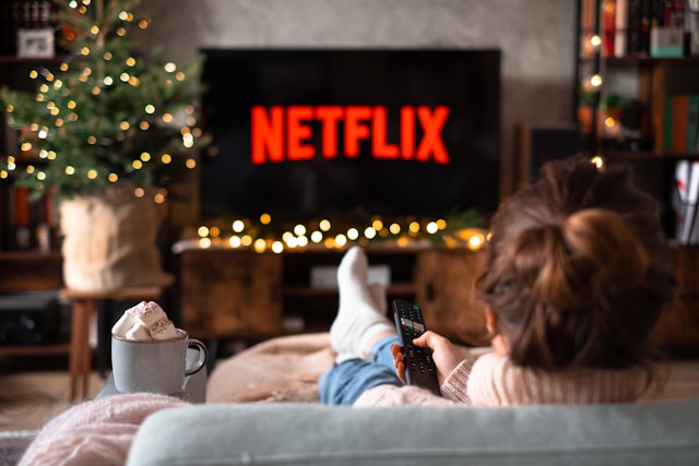 Scopri di più sull'articolo Capturing Childhood Magic: A Little Girl\’s Delightful Evening on the Couch with Netflix